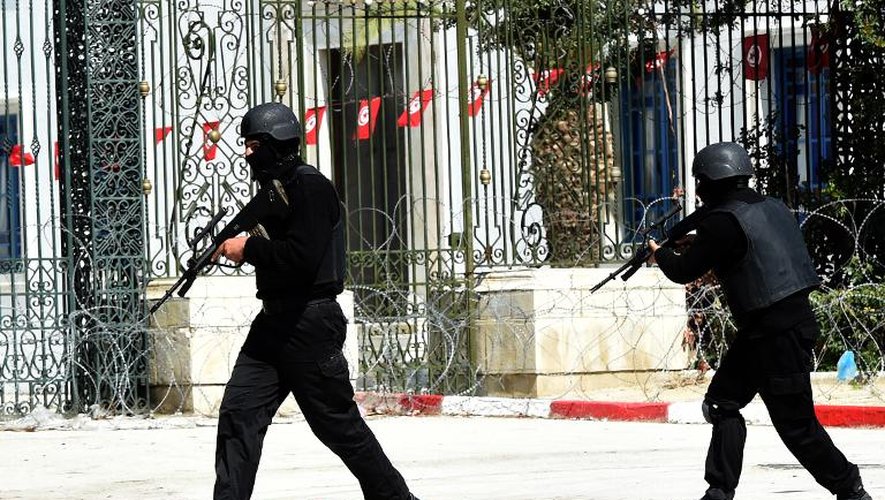 Des forces de sécurité tunisiennes près du musée du Bardo à Tunis le 18 mars 2015