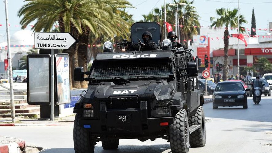 Les forces de sécurité tunisiennes sécurisent la zone autour du musée du Bardo à Tunis, le 18 mars 2015
