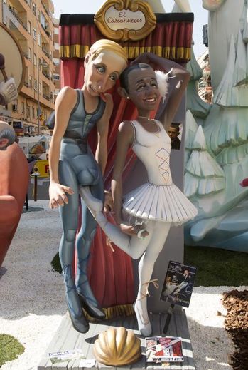 Des "ninos", poupées satiriques typiques des Fallas de Valence, représentent Poutine et Obama, le 16 mars 2015