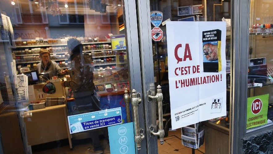 Une affiche chez un buraliste le 4 mars 2015 à Paris, contre le paquet neutre, prévu par la ministre de la Santé
