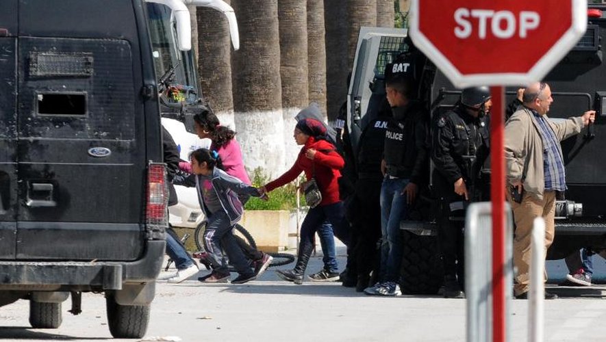 Des touristes sont évacués par les forces spéciales des lieux de l'attaque au musée du Bardo à Tunis le 18 mars 2015