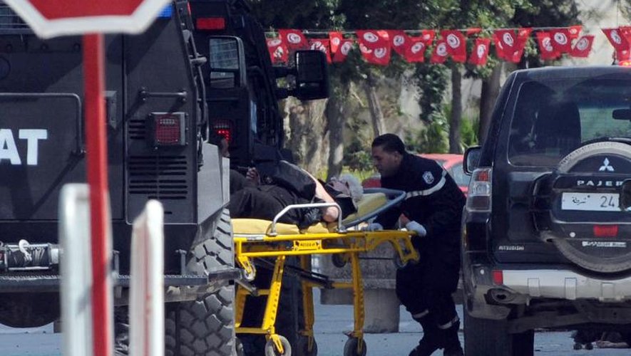 Une personne blessée lors de l'attentat contre le musée du Bardo à Tunis, le 18 mars 2015