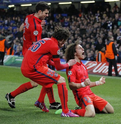 Le défenseur parisien David Luiz, à genoux après avoir égalisé pour Paris contre Chelsea en Ligue des champions, le 11 mars 2015 à Stamford Bridge