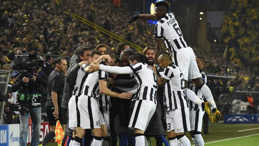 Les joueurs de la Juventus Turin fêtent à l'unisson le 2e but de Carlos Tevez pour un large succès sur le terrain de Dortmund en 8e de finale retour de la Ligue des champions, le 18 mars 2015