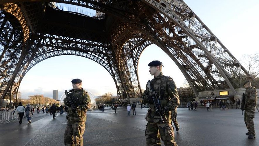 Des militaires devant la Tour Eiffel dans le cadre du plan vigipirate le 8 janvier 2015 à Paris