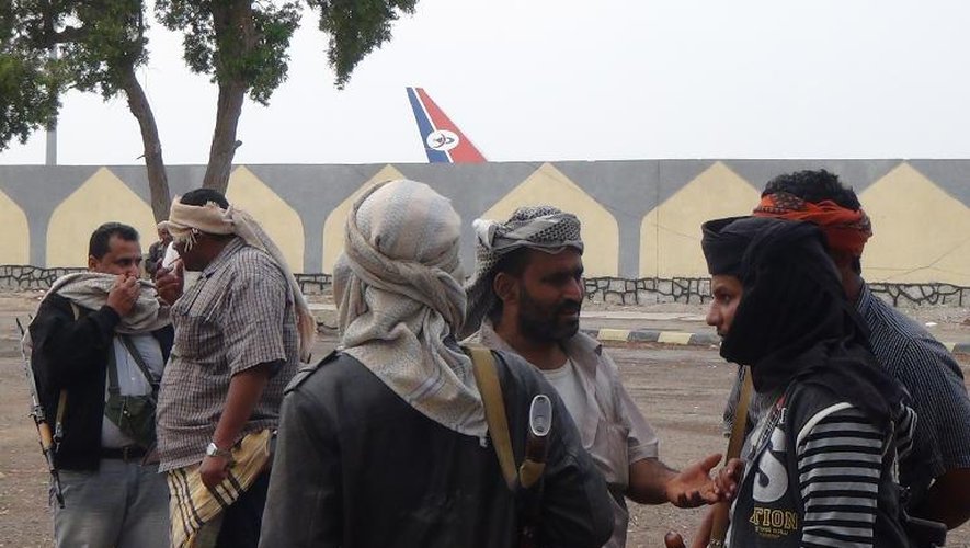 Des milices pro-gouvernementales le 21 janvier 2015 à l'extérieur de l'aéroport d'Aden