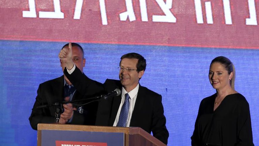 Le travailliste Isaac Herzog, chef de file de la coalition de centre gauche Union sioniste s'exprime après avoir pris connaissance des premiers résultats des législatives le 17 mars 2015 à Tel Aviv