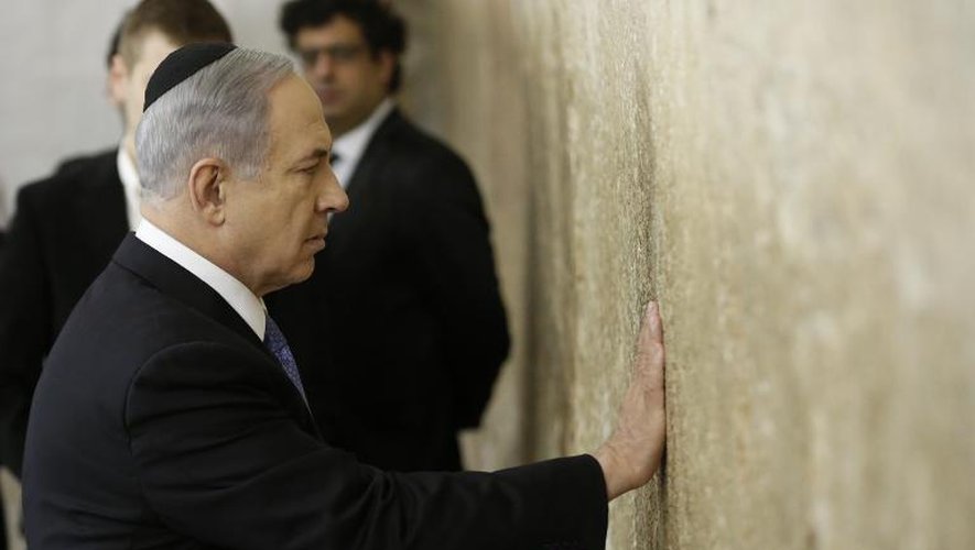 Benjamin Netanyahu prie devant le mur des lamentations à Jérusalem le 18 mars 2015