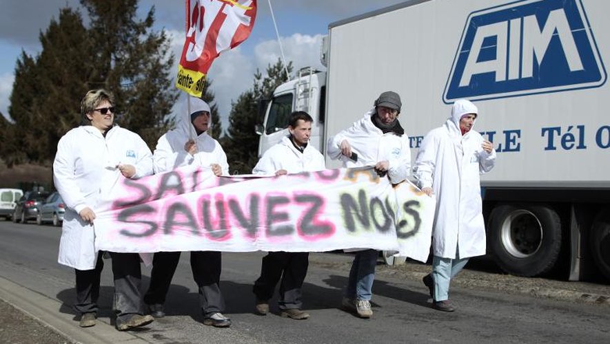 Des employés des abattoirs AIM manifestent à Villedieu-les-Poêles le 4 mars 2015