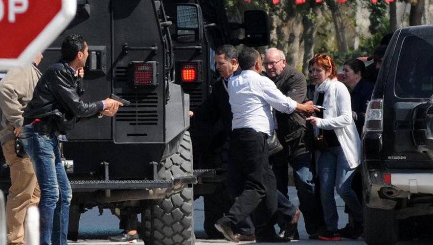 Des touristes évacués du musée du Bardo cible d'une attaque terroriste le 18 mars 2015 à Tunis