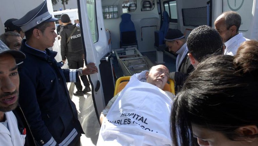 Un blessé évacué du musée du Bardo cible d'une attaque terroriste le 18 mars 2015 à Tunis