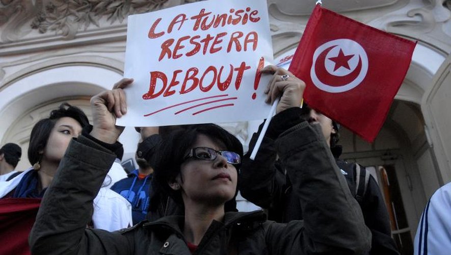 Rassemblement devant le musée du Bardo cible d'une attaque terroriste, le 18 mars 2015 à Tunis