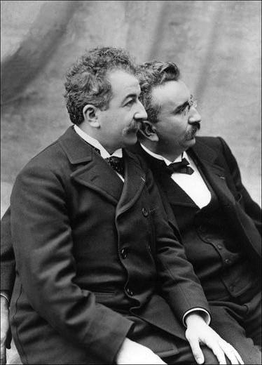 Photo datée de décembre 1935 à Paris des frères Auguste (1862-1954) et Louis Lumière (1864-1948), inventeurs du cinématographe en 1893