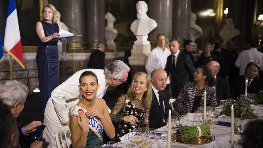 De gauche à droite: Camille Cerf, Miss France 2015, le chef Alain Ducasse, l'ambassadrice américaine en France Jane D. Hartley et le ministre des Affaires étrangères Laurent Fabius lors d'un dîner au château de Versailles, le 19 mars 2015
