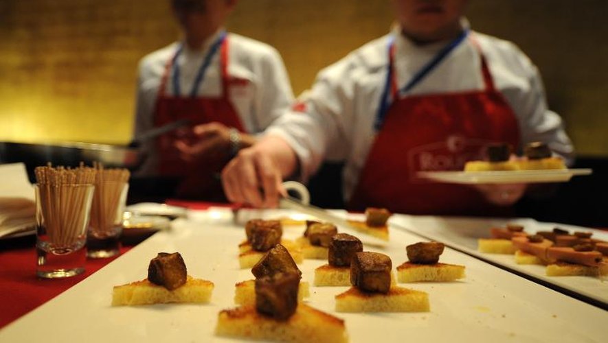 Deux chefs cuisinent un foie gras lors du dîner "Goût de France" à l'ambassade de France à Pékin, le 19 mars 2015