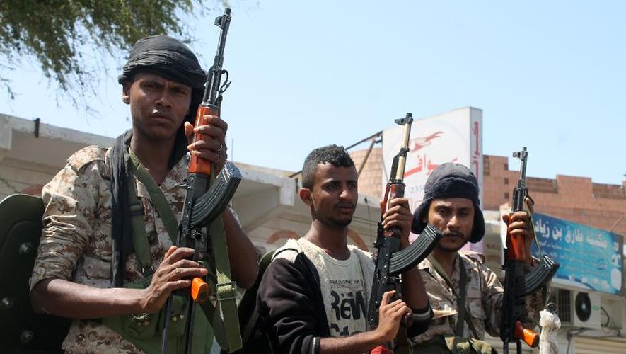 Des miliciens, partisans du président yéménite Abd Rabbo Mansour Hadi près de l'aéroport international d'Aden, le 19 mars 2015