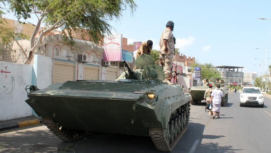 Les forces loyales au président Abd Rabbo Mansour Hadi se déploient autour de l'aéroport international à Aden le 19 mars 2015