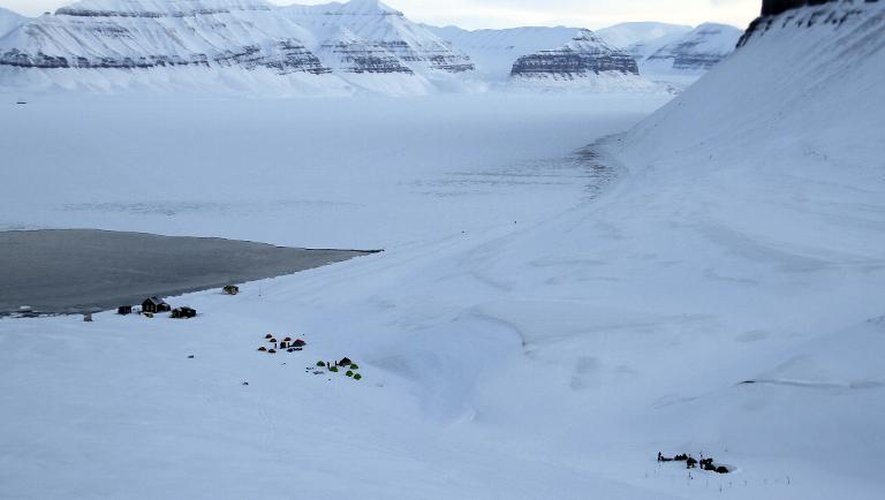 Photo fournie le 19 mars 2015 par la police montrant un camp de touristes à Svalbard où un touriste a été attaqué par un ours polaire