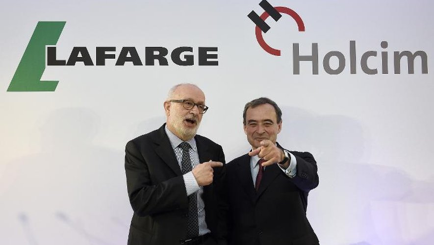 Le PDG de Lafarge, Bruno Lafont (d) et Rolf Soiron, dirigeant du suisse Holcim, à Paris le 7 avril 2014