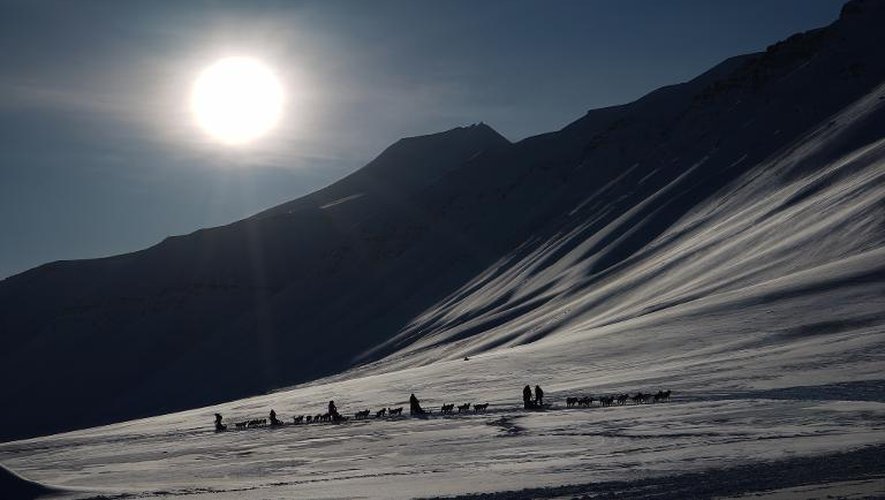 Des touristes en route pour Longyearbyen, dans l'archipel norvégien du Svalbard (Spitzberg), en plein coeur de l'Arctique le 20 mars 2015