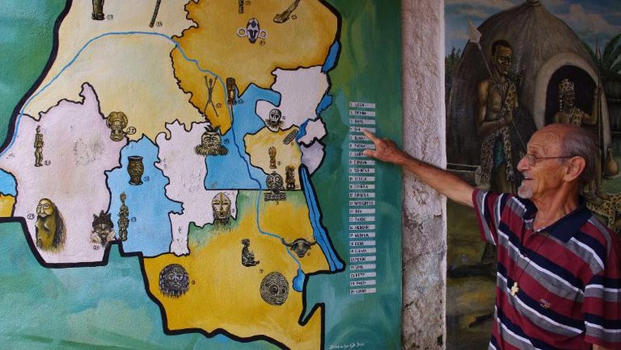 Le père Italo montre sur une carte les lieux où se trouvait la tribue Shi, au Musée du Kivu le 17 mars 2015
