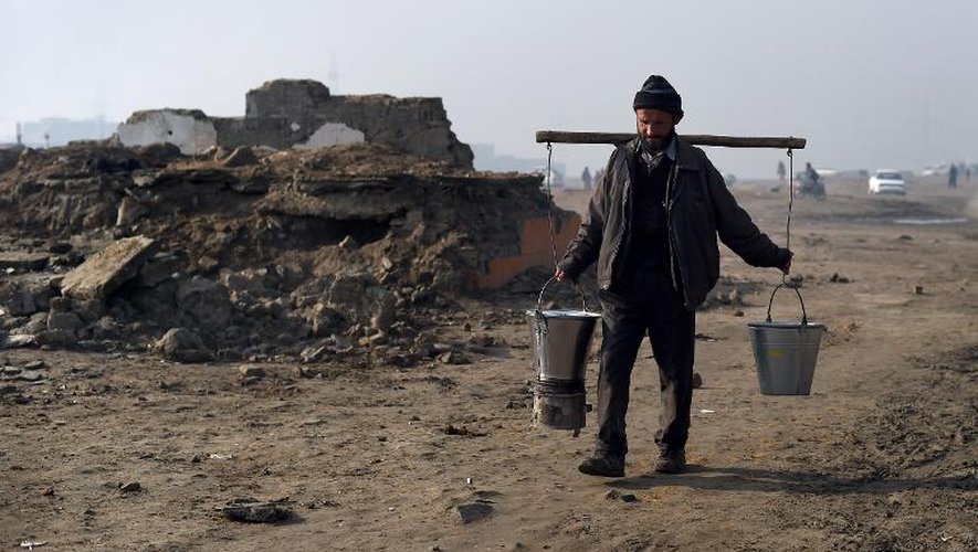 Un Afghan transporte de l'eau qu'il vendra sur un marché de Kaboul, le 15 février 2015