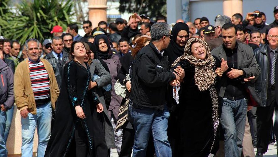 Aymen Morjane, la mère du policier tué dans l'attaque du musée du Bardo, lors des obsèques de son fils le 19 mars 2015 à Tunis