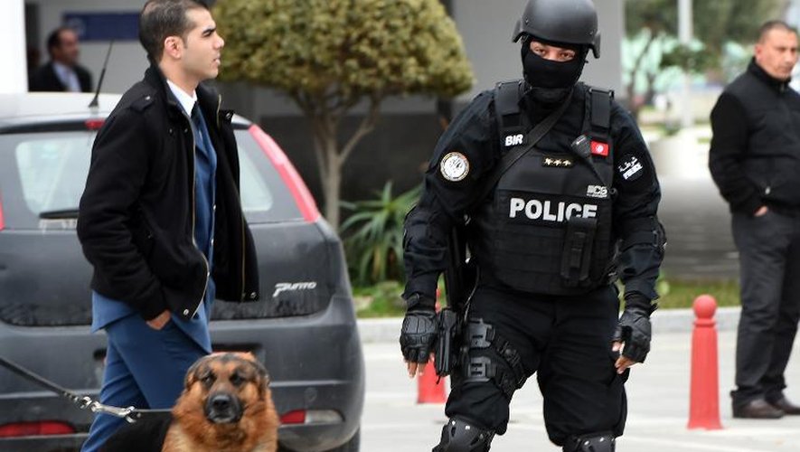Des membres des forces spéciales tunisiennes patrouillent devant l'aéroport international de Tunis-Carthage, le 21 mars 2015, dans le cadre du renforcement des mesures de sécurité après l'attaque du Bardo