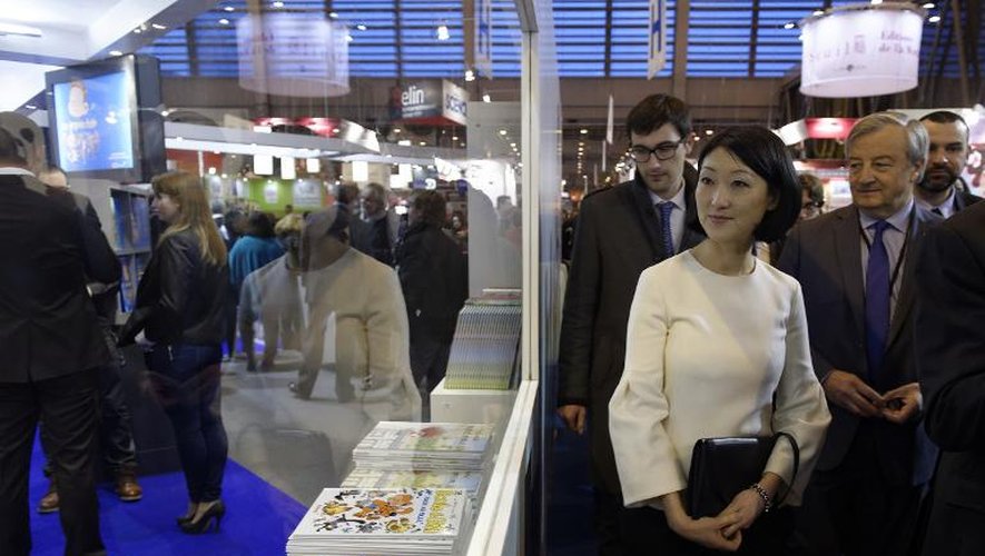 La ministre de la Culture Fleur Pellerin (c) visite le 35e Salon du livre de Paris avant son ouverture officielle, le 19 mars 2015