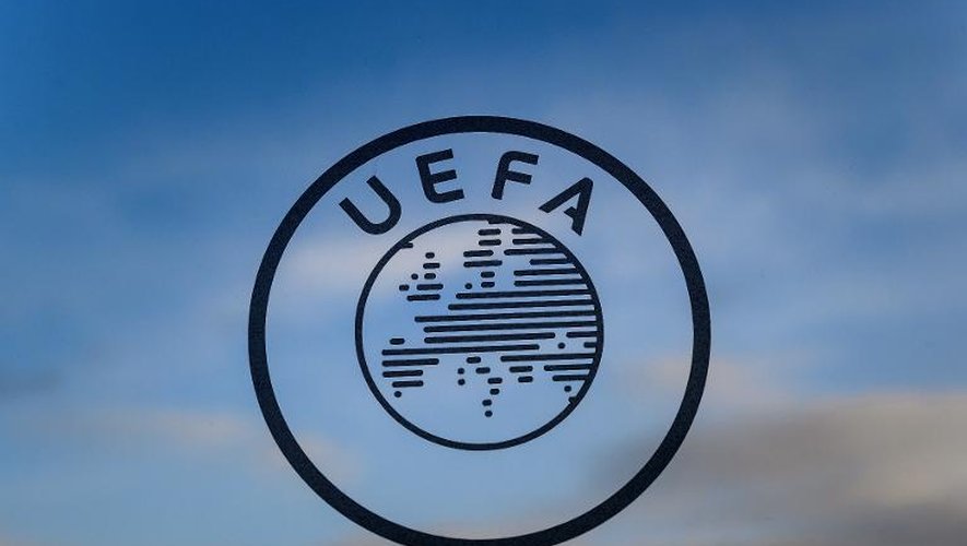 Logo de l'Union des associations européennes de football (UEFA) au siège de l'instance européenne, le 15 décembre 2014 à Nyon en Suisse.