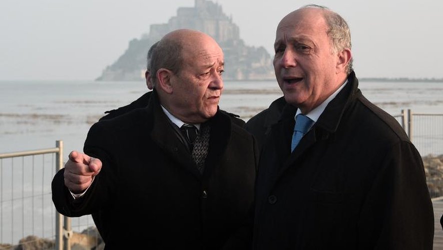 Les ministres Jean-Yves Le Drian et Laurent Fabius (à d.) viennent observer la grande marée exceptionnelle, le 21 mars 2015 au Mont-Saint-Michel