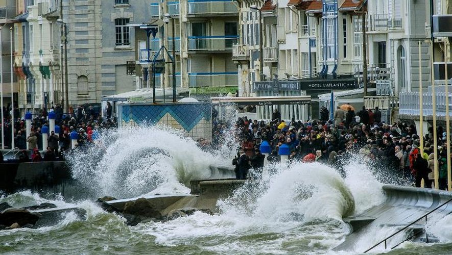 La foule se presse sur le front de mer de Wimereux pour observer la marée exceptionnelle, coefficient 119, le 21 mars 2015 dans le Pas-de-Calais