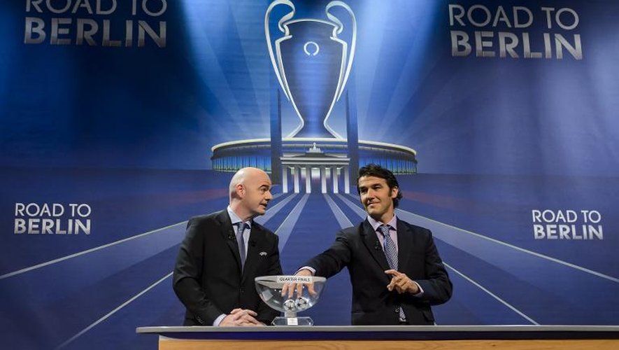 Le secrétaire général de l'UEFA, Gianni Infantino (g) et l'ambassadeur pour l'UEFA de la finale de la Ligue des champions, organisée à Berlin, Karl-Heinz Riedle, lors du tirage au sort des quarts de finale de la compétition, le 20 mars à Nyon.
