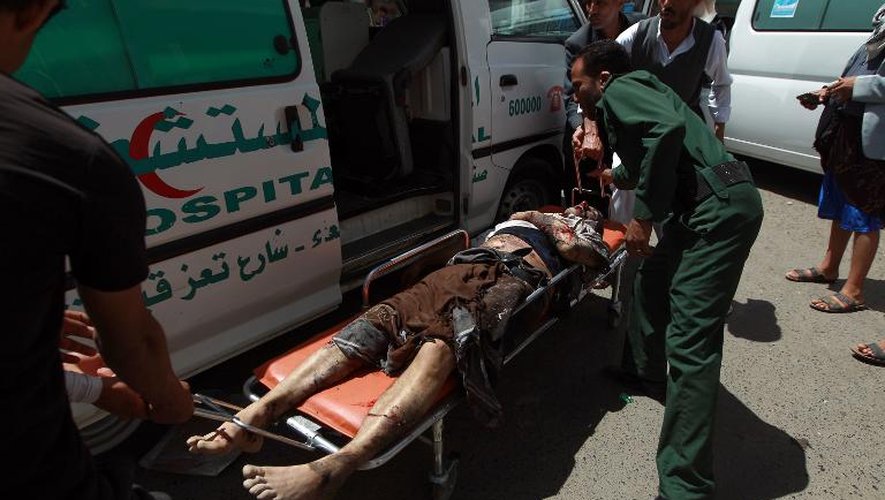 Une victime des attentats contre deux mosquées de Sanaa au Yémen le 20 mars 2015