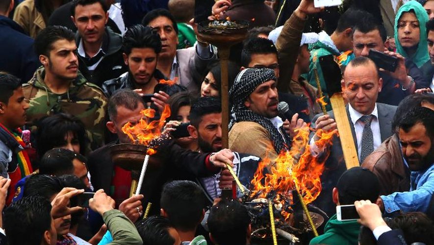 Des Kurdes de Syrie allument des torches alors qu'ils célèbrent la fête de Norouz à Damas, le 21 mars 2015