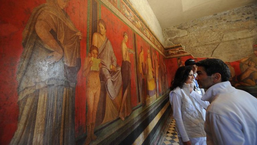 Les visiteurs de Pompei admirent les fresques de la somptueuse Villa des Mystères, qui a été entièrement rouverte le 20 mars 2015 après deux ans de travaux