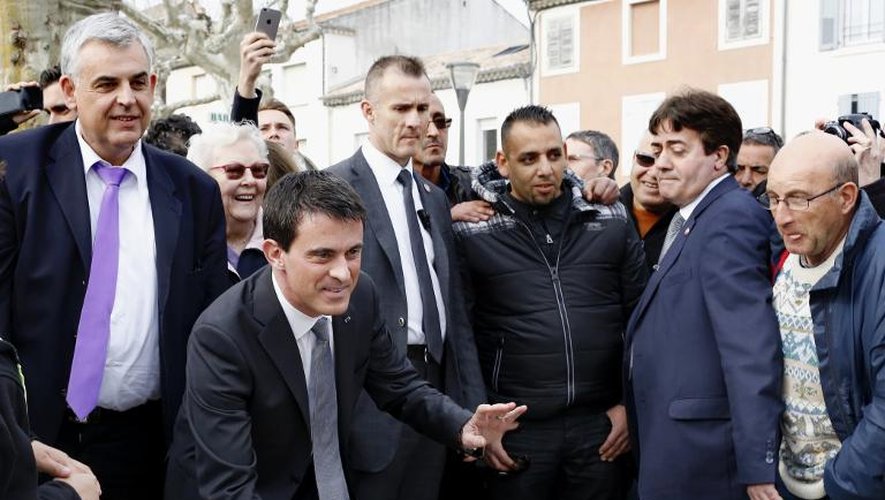 Manuel Valls joue à la pétanque lors d'un déplacement à Bourg-Saint-Andéol, en Ardèche, le 20 mars 2015