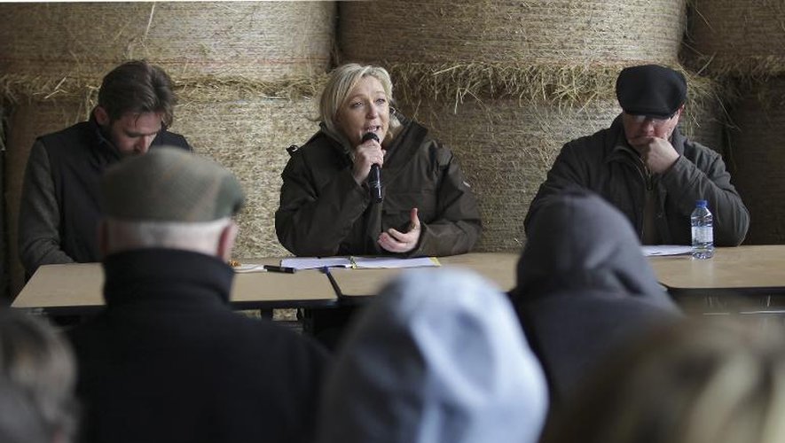 Marine Le Pen lors d'un déplacement dans une ferme de Juilley, dans la Manche, le 20 mars 2015