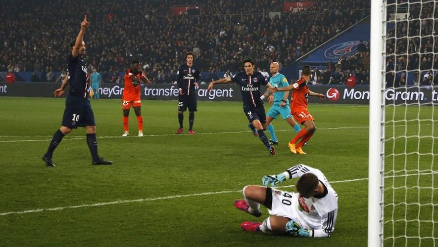 Zlatan Ibrahimovic (g) auteur d'un triplé lors du match de L1 contre Lorient le 20 mars 2015 au Parc des Princes à Paris