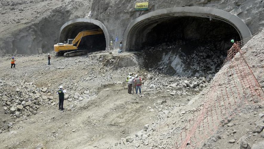 Des ouvriers travaillent à la construction du tunnels routiers permettant de contourner le site archéologique de Puruchuco, près de Lima, le 4 mars 2015