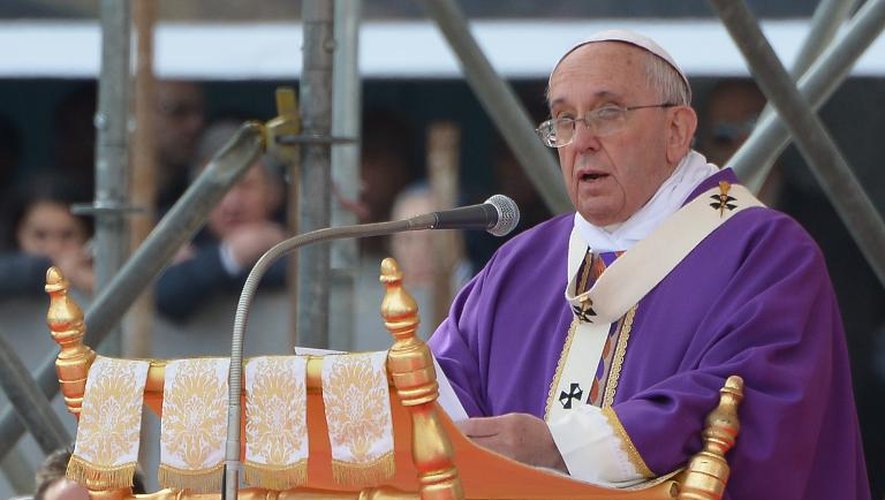 "Aux criminels et tous leurs complices, avec humilité, comme un frère, je répète: convertissez-vous à l'amour et à la justice" a déclaré le pape François lors d'une messe sur la place du Plebiscito à Naples, le 21 mars 2015