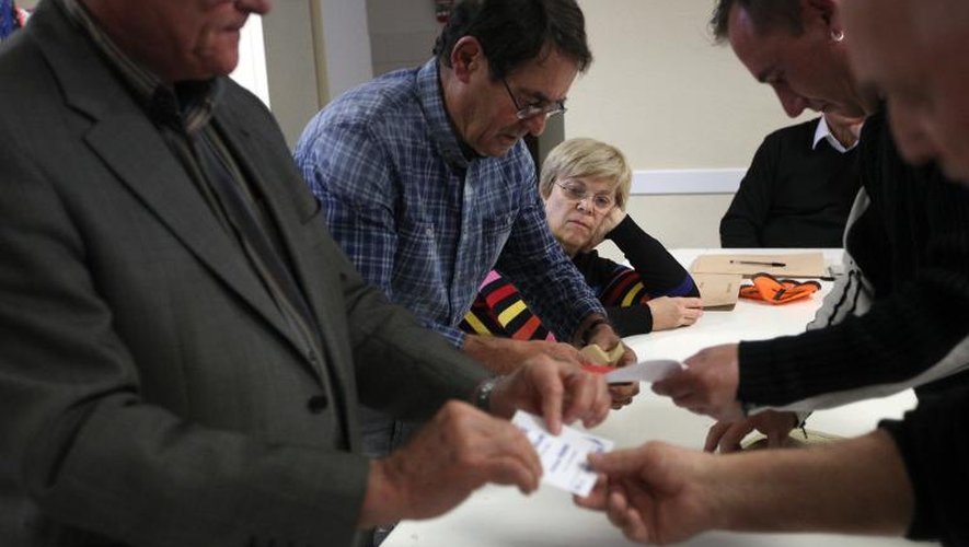 Dépouillement dans un bureau de vote d'Ortaffa (Pyrénées-Orientales), au soir du premier tour des élections départementales, le 22 mars 2015