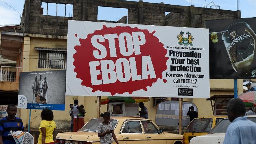 Affiche dans une rue de Freetown, la capitale de la Sierra Leone, orientant la population pour faire face à l'Ebola, le 7 novembre 2014
