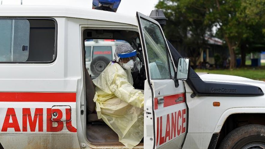 Un membre des services médicaux monte dans une ambulance, le 11 novembre 2014 dans la banlieue de Freetown