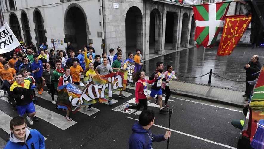 Des participants à la Korrika, course-relais de onze jours et 2.500 km entre Pays basque français et espagnol, le 21 mars 2015 à Andoain