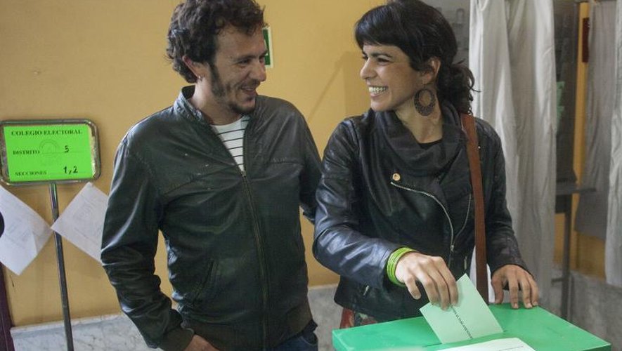 La candidate du parti espagnol anti-austérité Podemos Teresa Rodriguez vote pour les élections régionales d'Andalousie, à Cadiz le 22 mars 2015