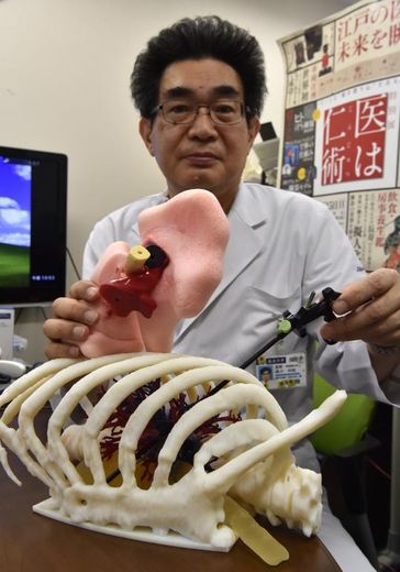 Toshiaki Morikawa, professeur à l'université de médecine Jikei, montre un poumon artificiel, fabriqué grâce à l'impression 3D, le 21 janvier 2015 à l'hôpital universitaire de Tokyo