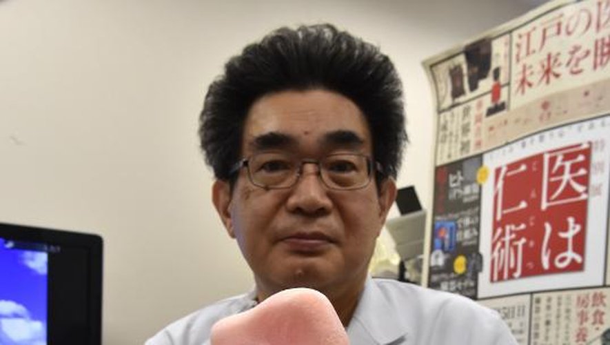 Toshiaki Morikawa, professeur à l'université de médecine Jikei, montre un poumon artificiel, fabriqué grâce à l'impression 3D, le 21 janvier 2015 à l'hôpital universitaire de Tokyo