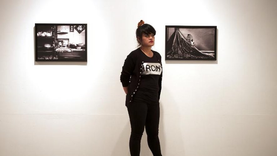 Xyza Cruz Bacani, Philippine de 28 ans, ancienne domestique devenue photographe de renommée internationale, pose devant ses photos le 21 mars 2015 à Macao