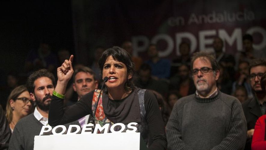 La candidate du parti espagnol anti-austérité Podemos Teresa Rodriguez (c), le 22 mars 2015 à Séville après la fermeture des urnes lors des élections régionales en Andalousie